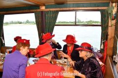 Nijmeegse Keizerstad Royal Ladies en de Red Hat Society chapter gezamenlijk op de Pannenkoekenboot. deel 1