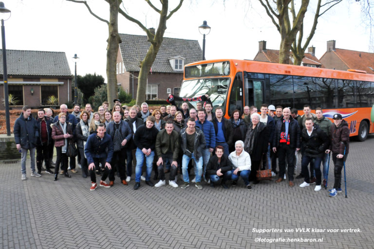 Leuthse supporters Frenk Keukens met 2 bussen naar Werkendam HenkBaron.nl