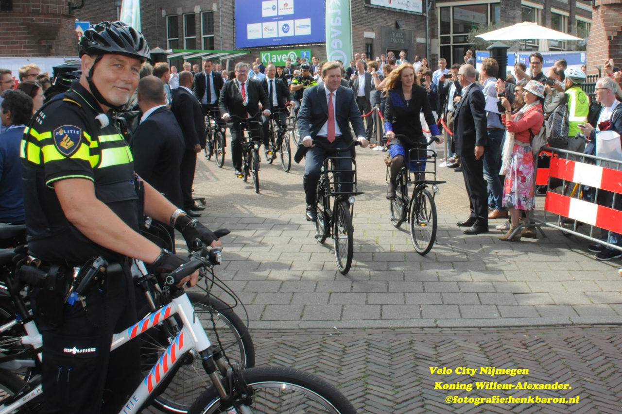 Koning Willem Alexander Op De Fiets In Nijmegen Henkbaron Nl